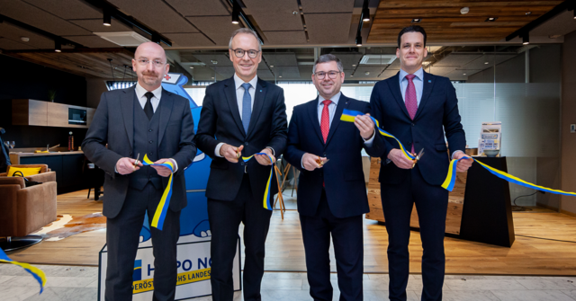 Gruppenfoto Vorstand Wolfgang Viehauser, Landesrat Ludwig Schleritzko mit dein beiden Spitalsmanagern