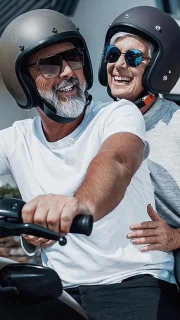 Banner Immobilienkredit ältere Menschen auf Motorrad