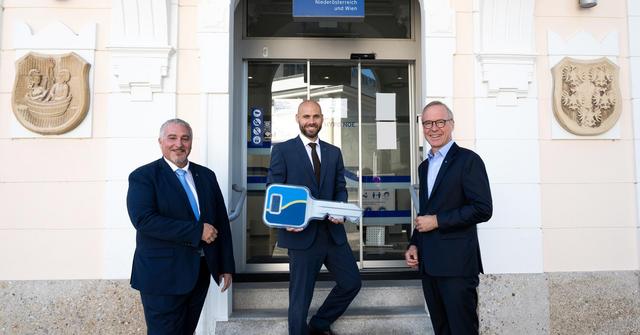 Gruppenbild vor der Filiale Baden