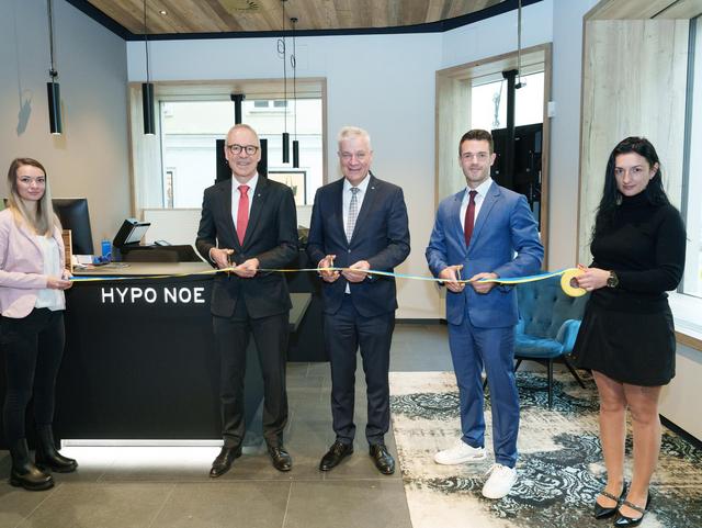 Gruppenfoto von zwei Frauen und drei Männern beim Durchschneiden des Eröffnungsbandes.