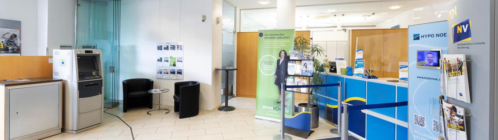 Ein Raum mit Bankschalter und Bankgeräten