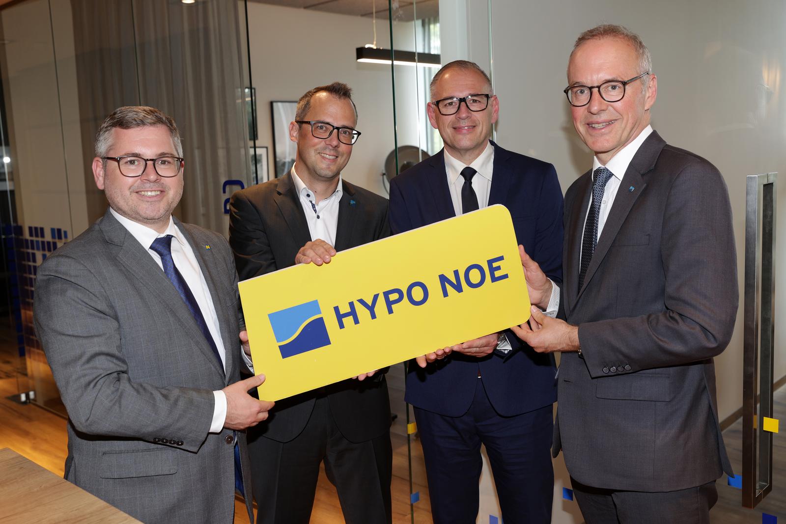 Feierliche Filialübergabe durch Landesrat Ludwig Schleritzko und HYPO NOE Vorstand Wolfgang Viehauser an den neuen Filialleiter Jürgen Eisner und sein