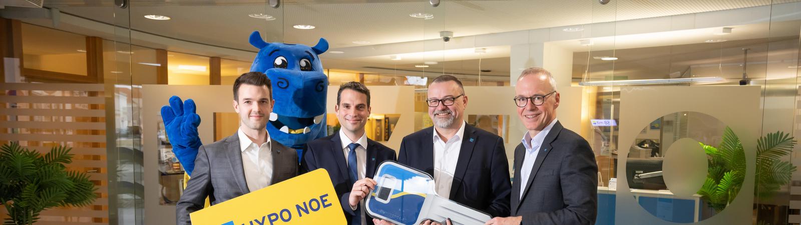 Schlüsselübergabe in der HYPO NOE Filiale Tulln