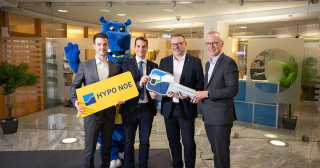 Schlüsselübergabe in der HYPO NOE Filiale Tulln