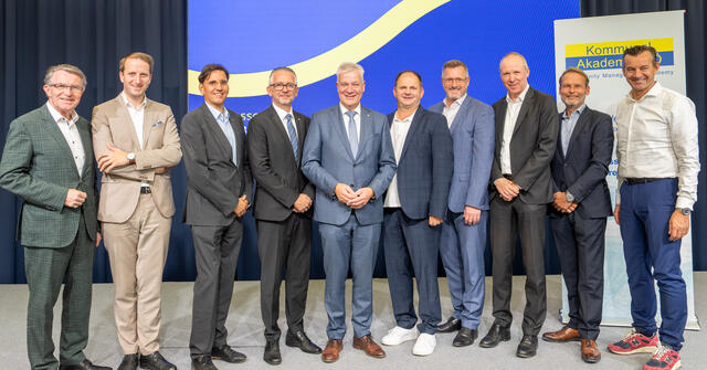 Gruppenfoto von zehn Personen auf einer Bühne vor HYPO NOE- und Kommunalakademie-Banner.