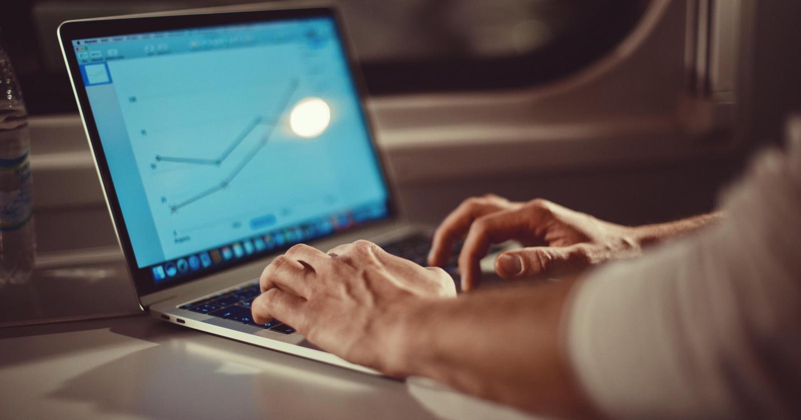 Ein Kunde nutzt HYPO NOE Business am Laptop