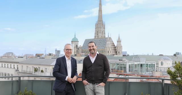 Vorstand Wolfgang Viehauser und Organics Sky Garden Betreiber Joachim Bankel auf der HYPO NOE Dachterrasse im Wiener Zentrum.