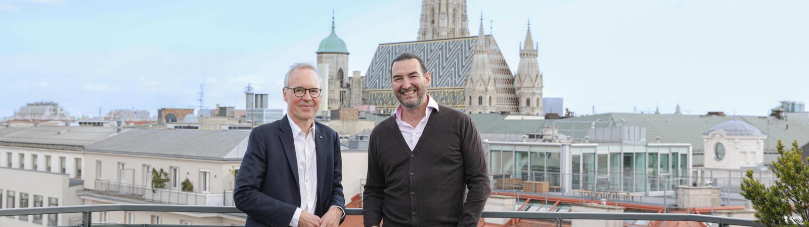 Vorstand Wolfgang Viehauser und Organics Sky Garden Betreiber Joachim Bankel auf der HYPO NOE Dachterrasse im Wiener Zentrum.