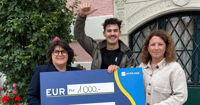 Zwei Frauen und ein junger Mann halten einen Scheck mit der Spende über 1.000 Euro.