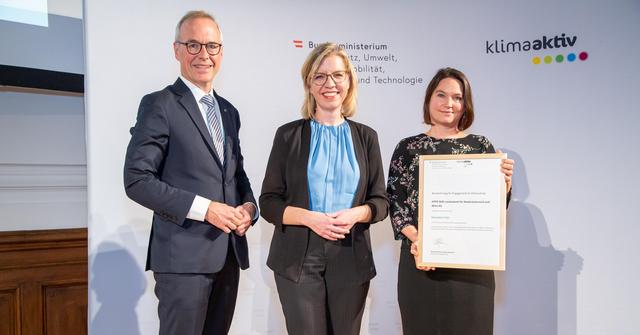 HYPO NOE Vorstand Wolfgang Viehauser, Bundesministerin Leonore Gewessler und HYPO NOE CSR-Beauftragte Claudia Mikes mit klimaaktiv Pakt Urkunde