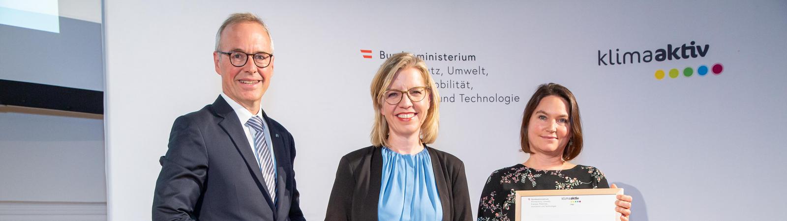 HYPO NOE Vorstand Wolfgang Viehauser, Bundesministerin Leonore Gewessler und HYPO NOE CSR-Beauftragte Claudia Mikes mit klimaaktiv Pakt Urkunde