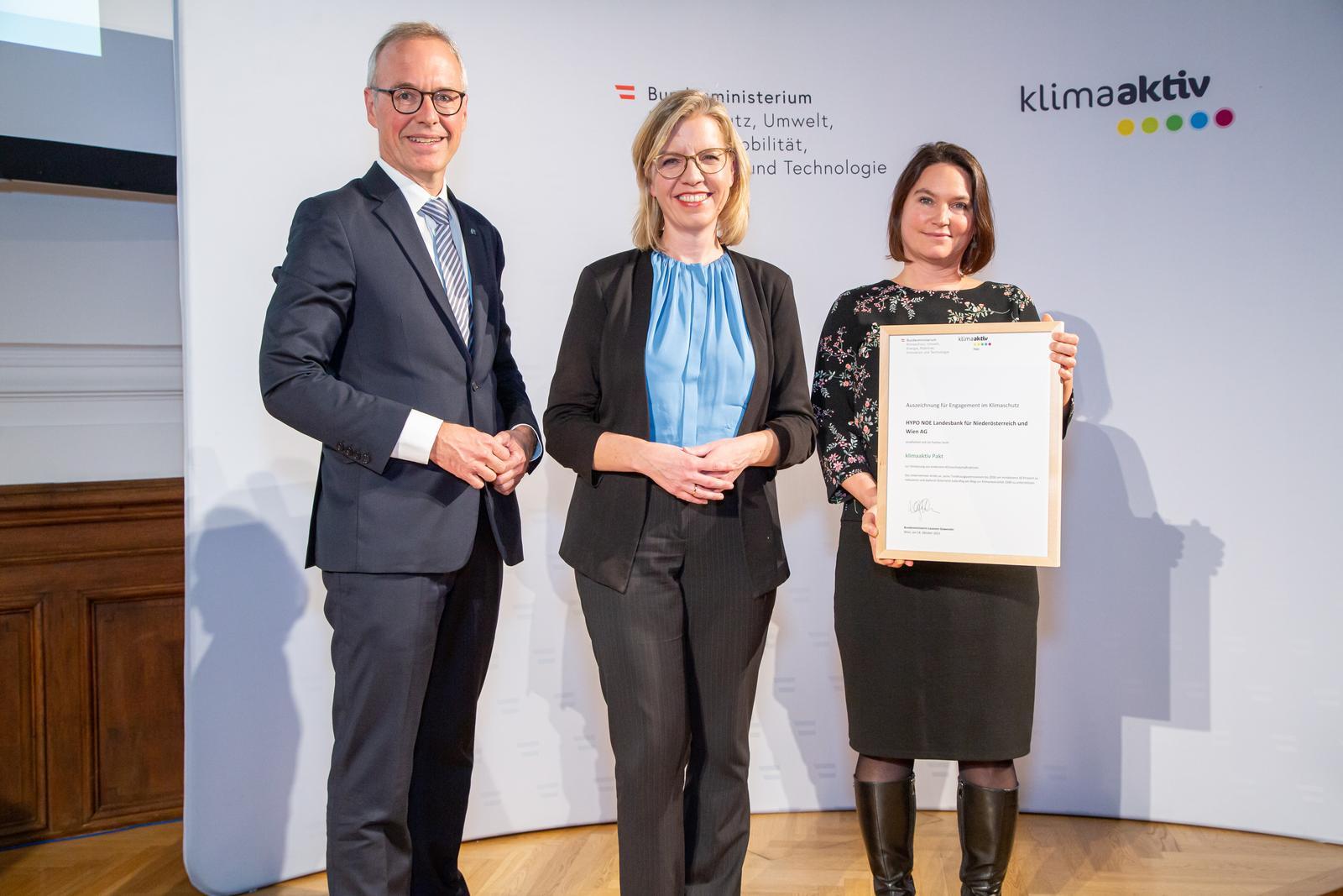 HYPO NOE Vorstand Wolfgang Viehauser, Bundesministerin Leonore Gewessler und HYPO NOE CSR-Beauftragte Claudia Mikes mit klimaaktiv Pakt Urkunde