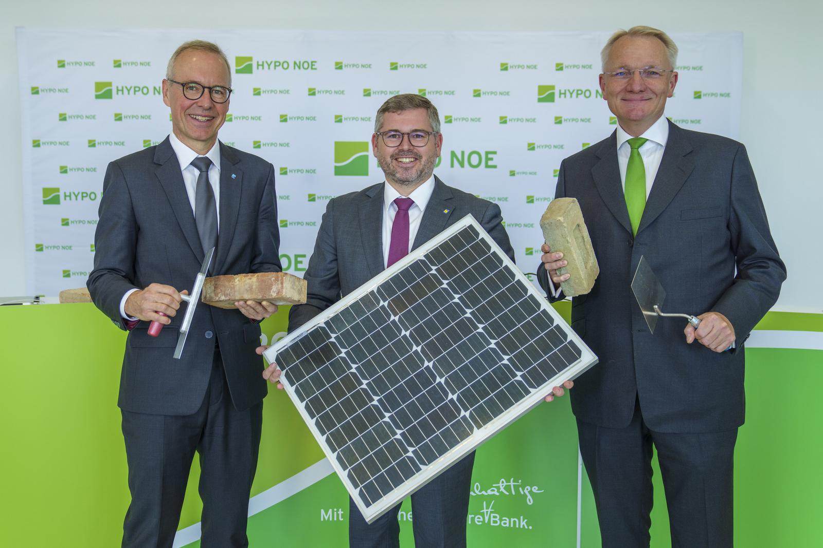 Wolfgang Viehauser, Ludwig Schleritzko und Udo Birkner präsentieren den grünen Kredit