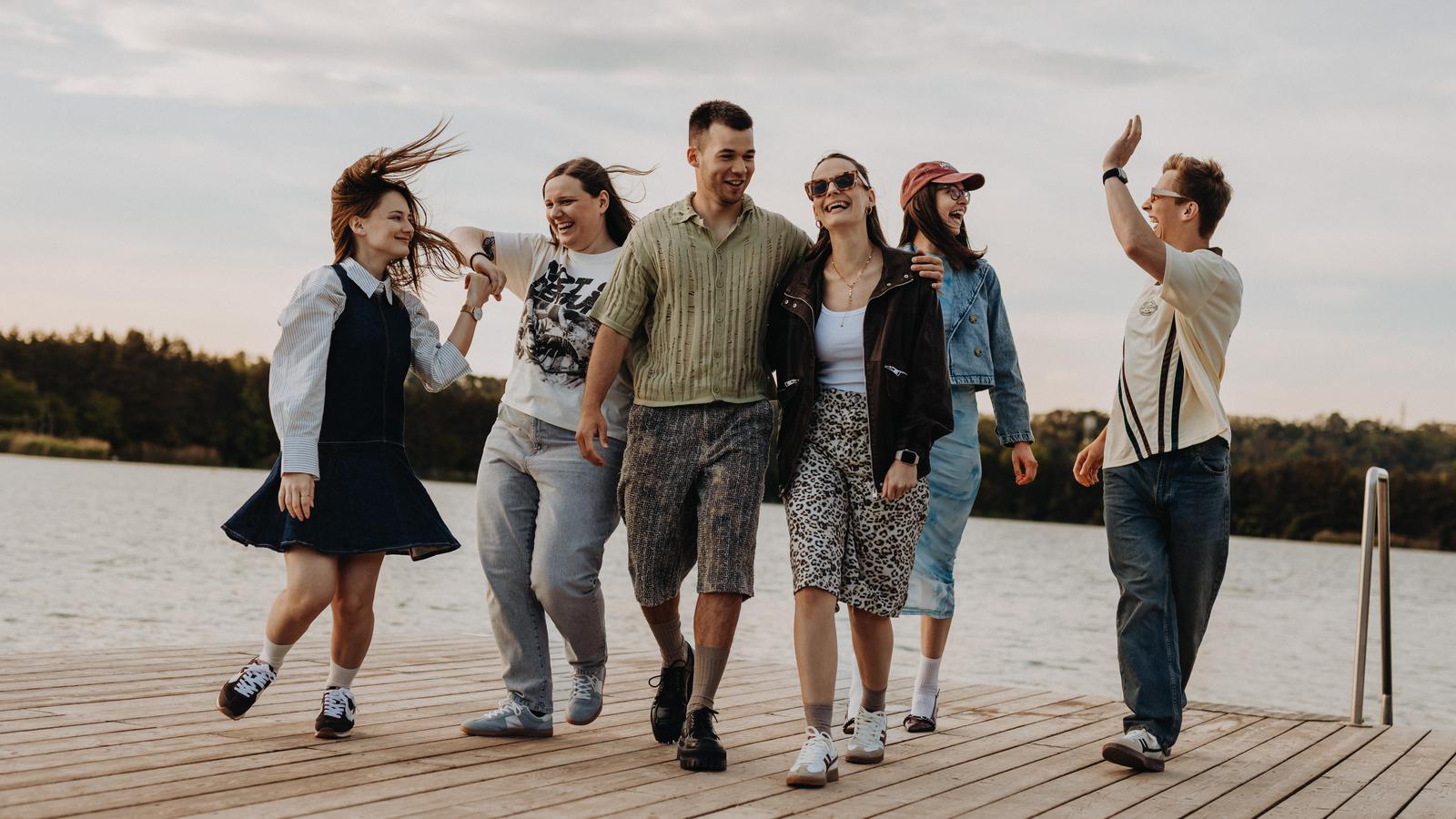 Menschen haben Spaß auf einem Steg