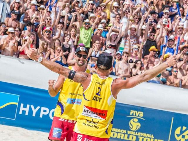 Beachvolleyballteam Doppler/Horst jubelnd am Sandplatz