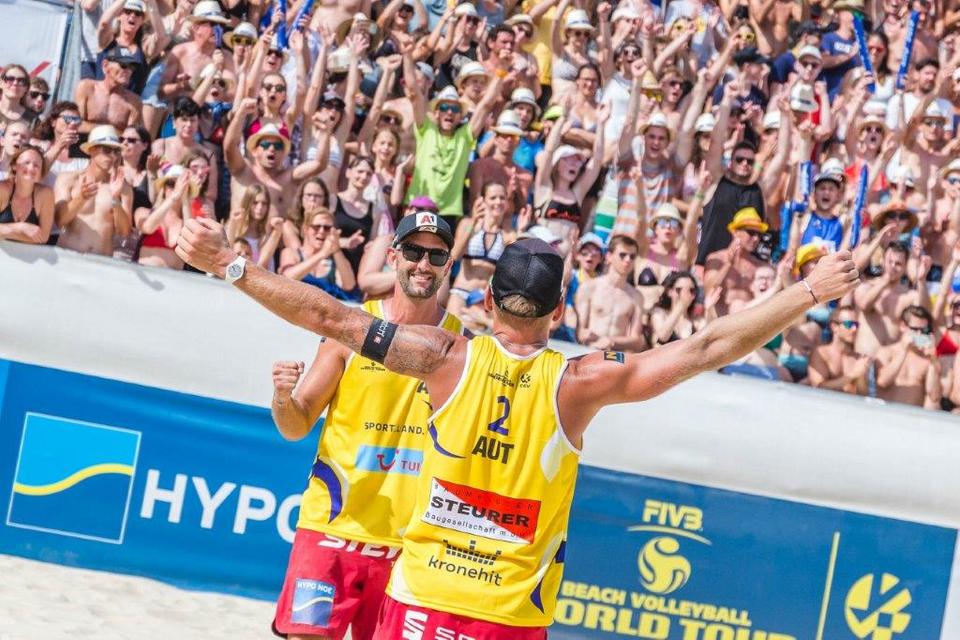 Beachvolleyballteam Doppler/Horst jubelnd am Sandplatz