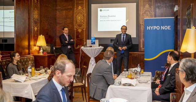 HYPO NOE Unternehmenskundenbereichsleiter Markus Pieringer beantwortet die Fragen der Gäste.