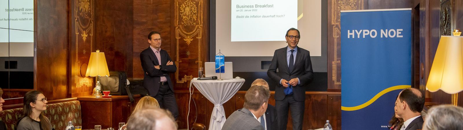 HYPO NOE Unternehmenskundenbereichsleiter Markus Pieringer beantwortet die Fragen der Gäste.