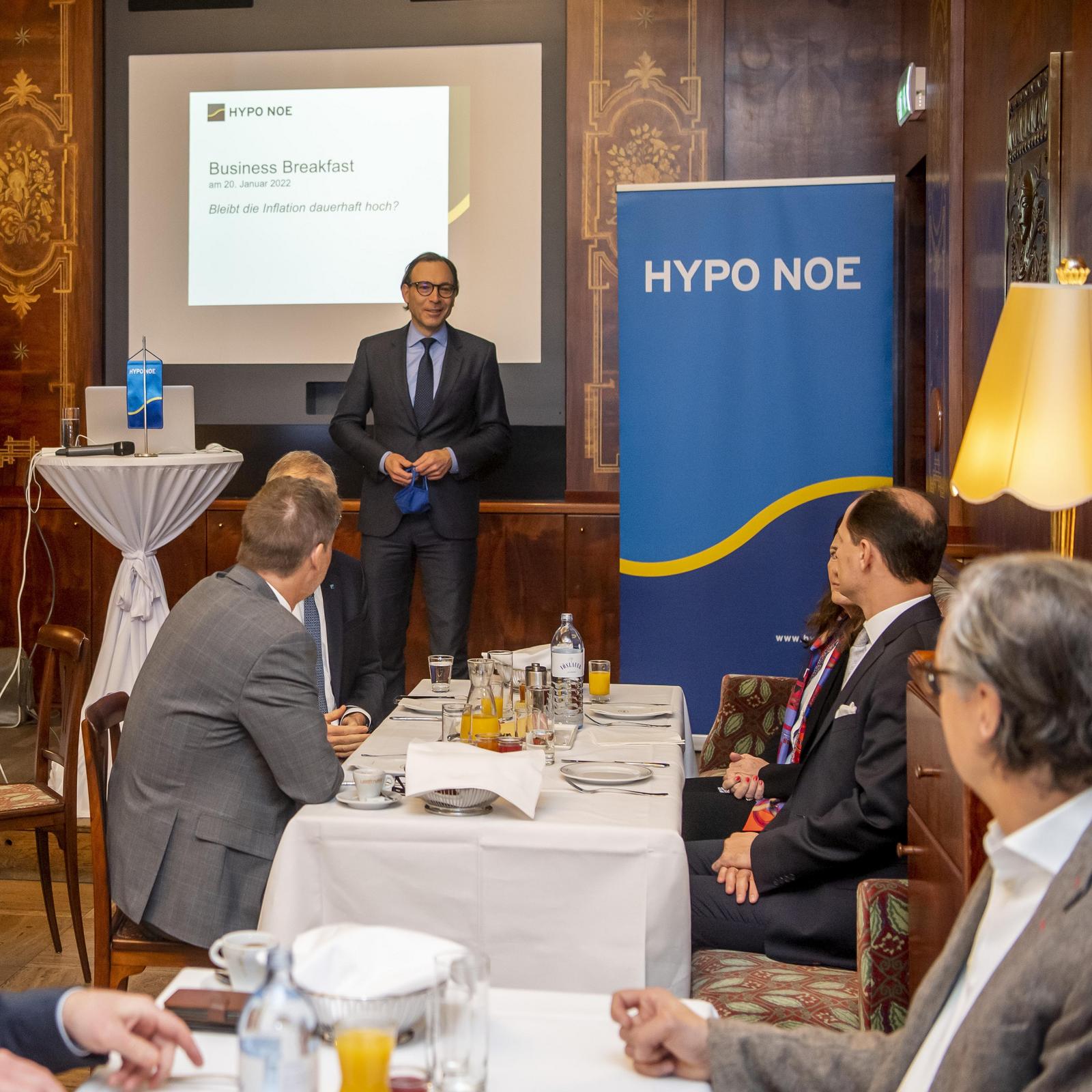 HYPO NOE Unternehmenskundenbereichsleiter Markus Pieringer beantwortet die Fragen der Gäste.
