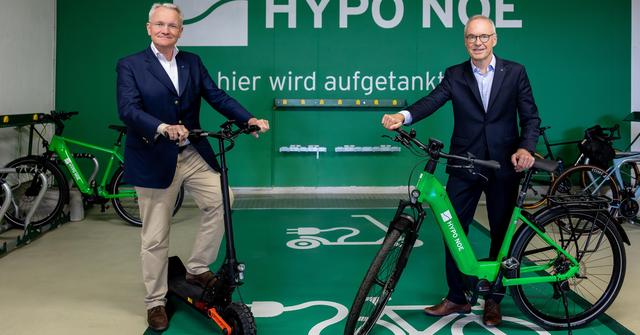 HYPO NOE Vorstände Udo Birkner und Wolfgang Viehauser weihen die neuen E-Ladestationen in der HYPO NOE Parkgarage ein.