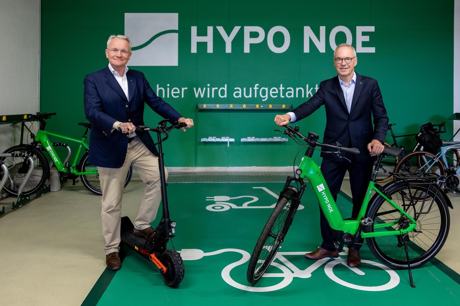 HYPO NOE Vorstände Udo Birkner und Wolfgang Viehauser weihen die neuen E-Ladestationen in der HYPO NOE Parkgarage ein.