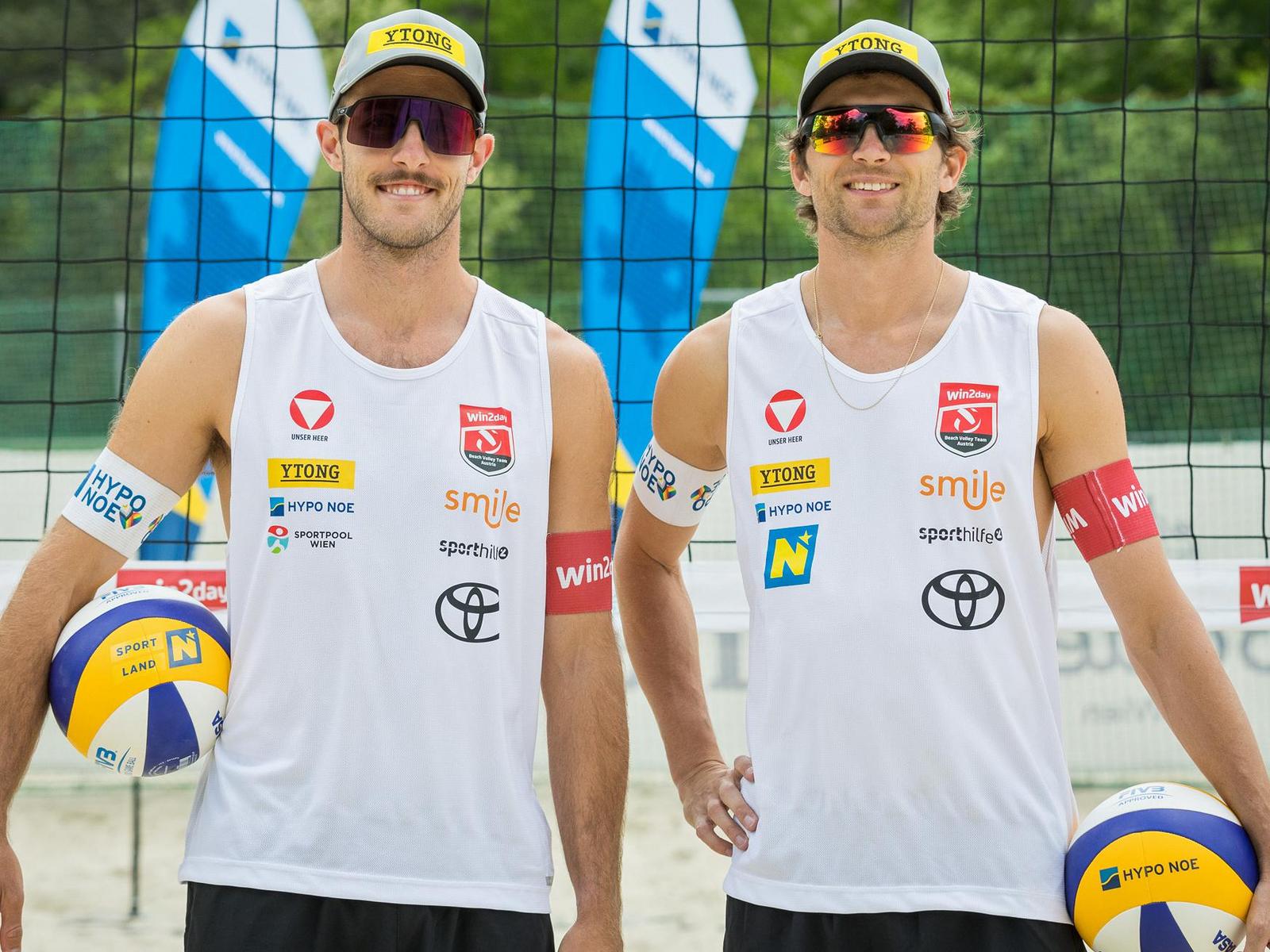 Beachvolleyballteam Seidl/Pristauz steht vor dem Netz