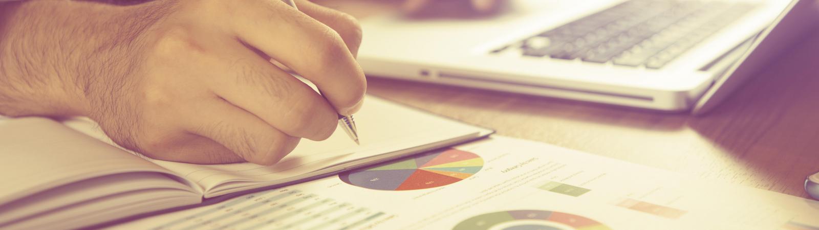 Ein Mann tätigt im HYPO NOE Business Banking für Profis Überweisungen