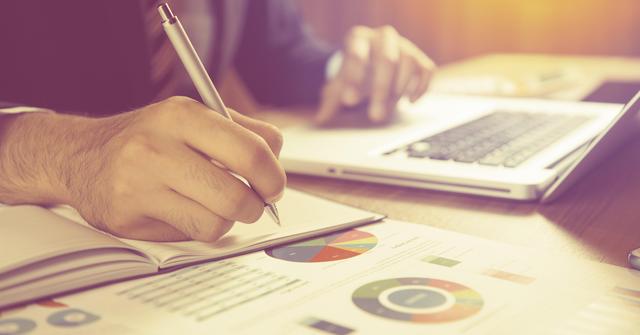 Ein Mann tätigt im HYPO NOE Business Banking für Profis Überweisungen