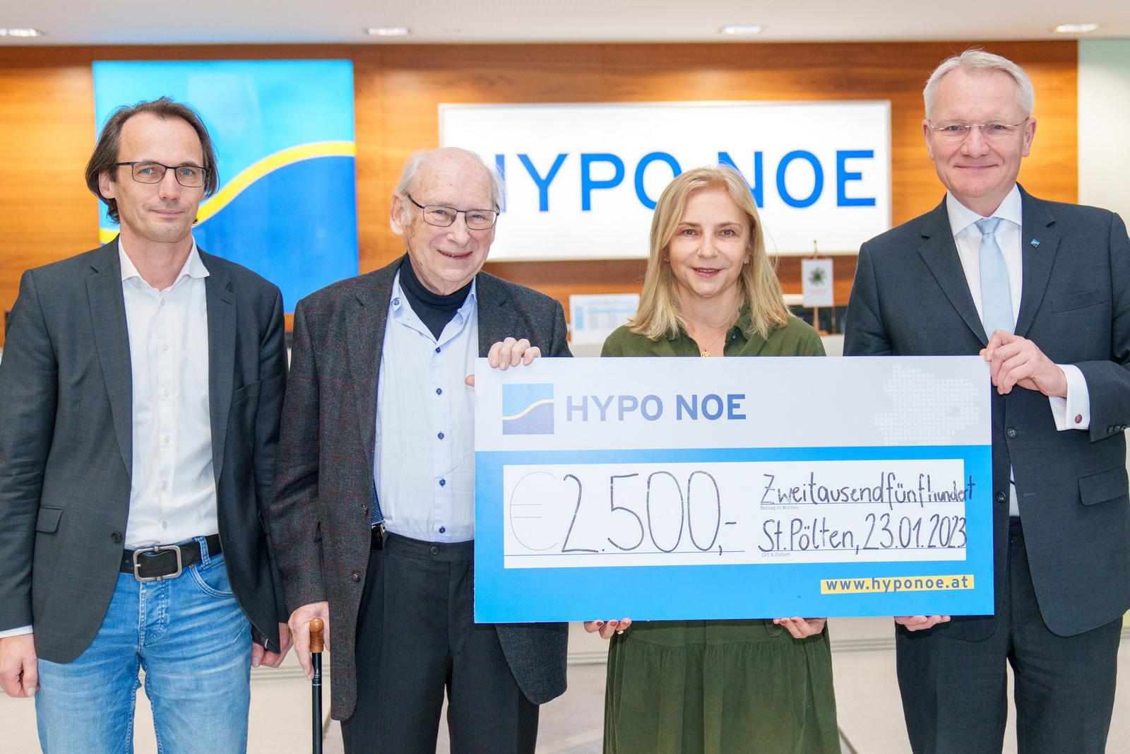 Vier Personen mit Spendencheck über 2.500 Euro