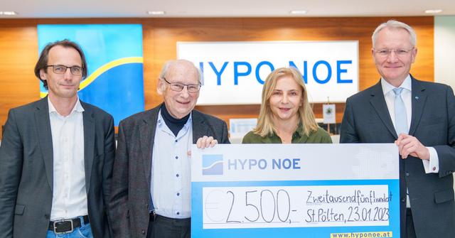 Vier Personen mit Spendencheck über 2.500 Euro