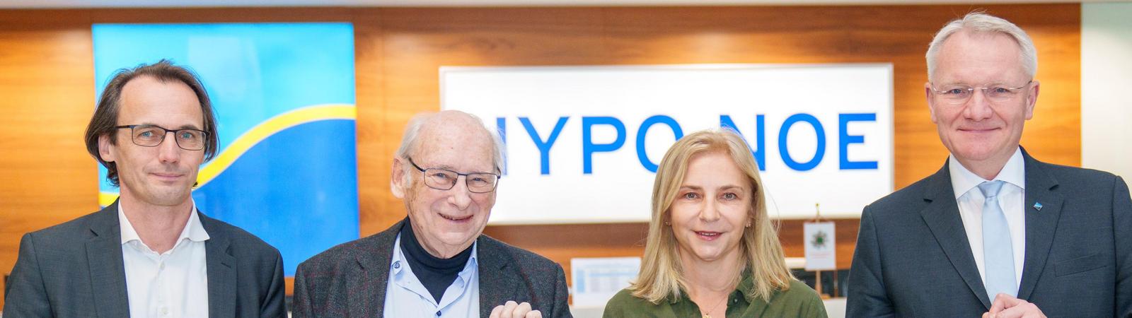 Vier Personen mit Spendencheck über 2.500 Euro