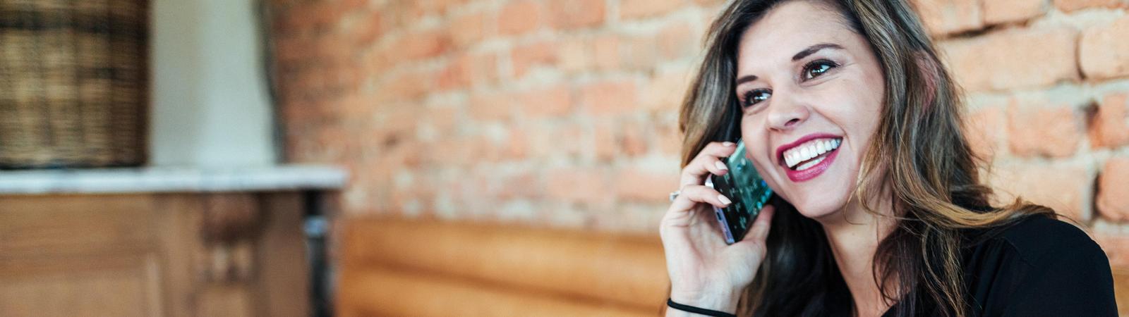 Junge Frau nutzt die Kontaktmöglichkeiten zur HYPO NOE