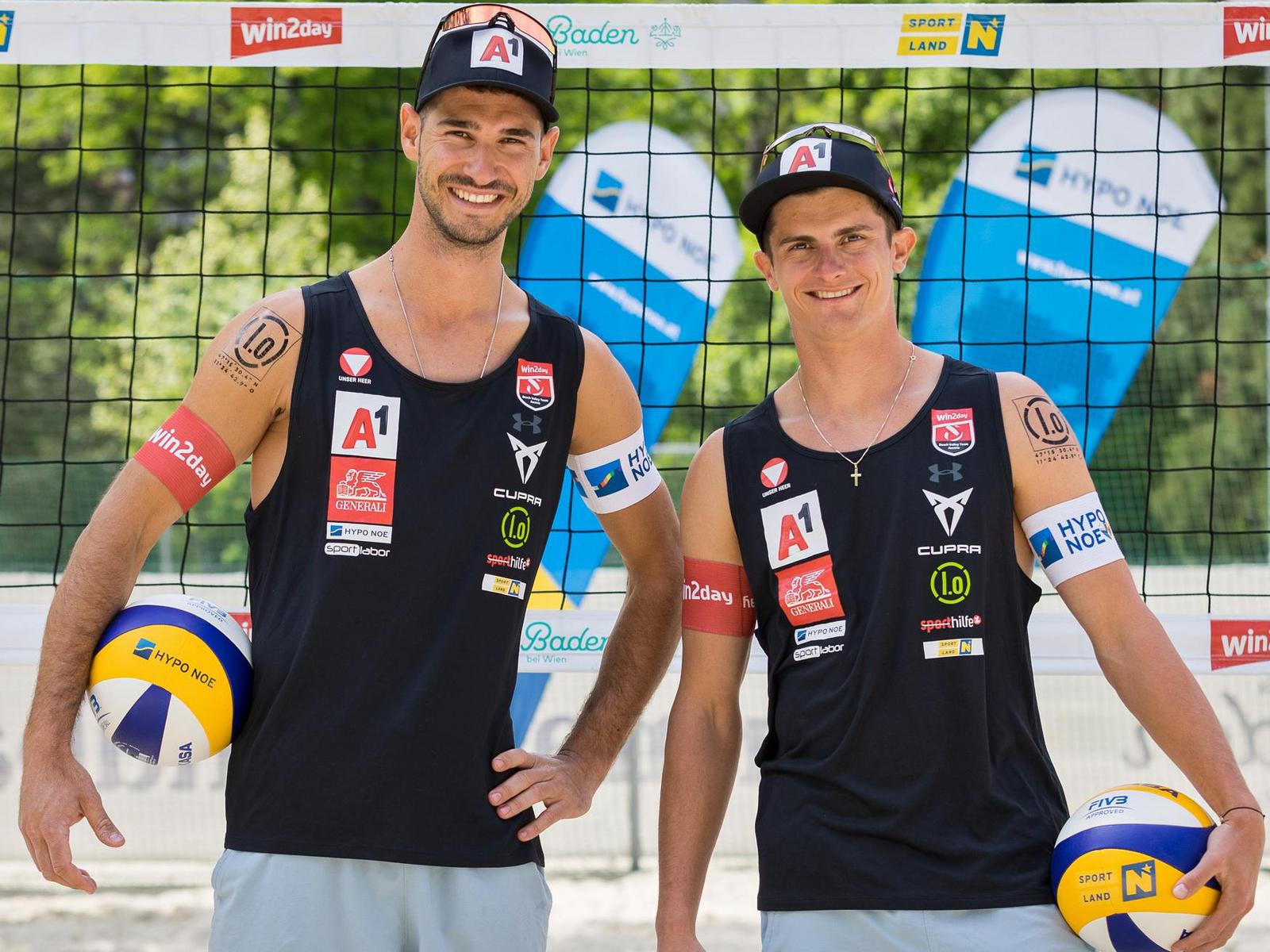 Beachvolleyballteam Ermacora/Waller stehen vor dem Netz