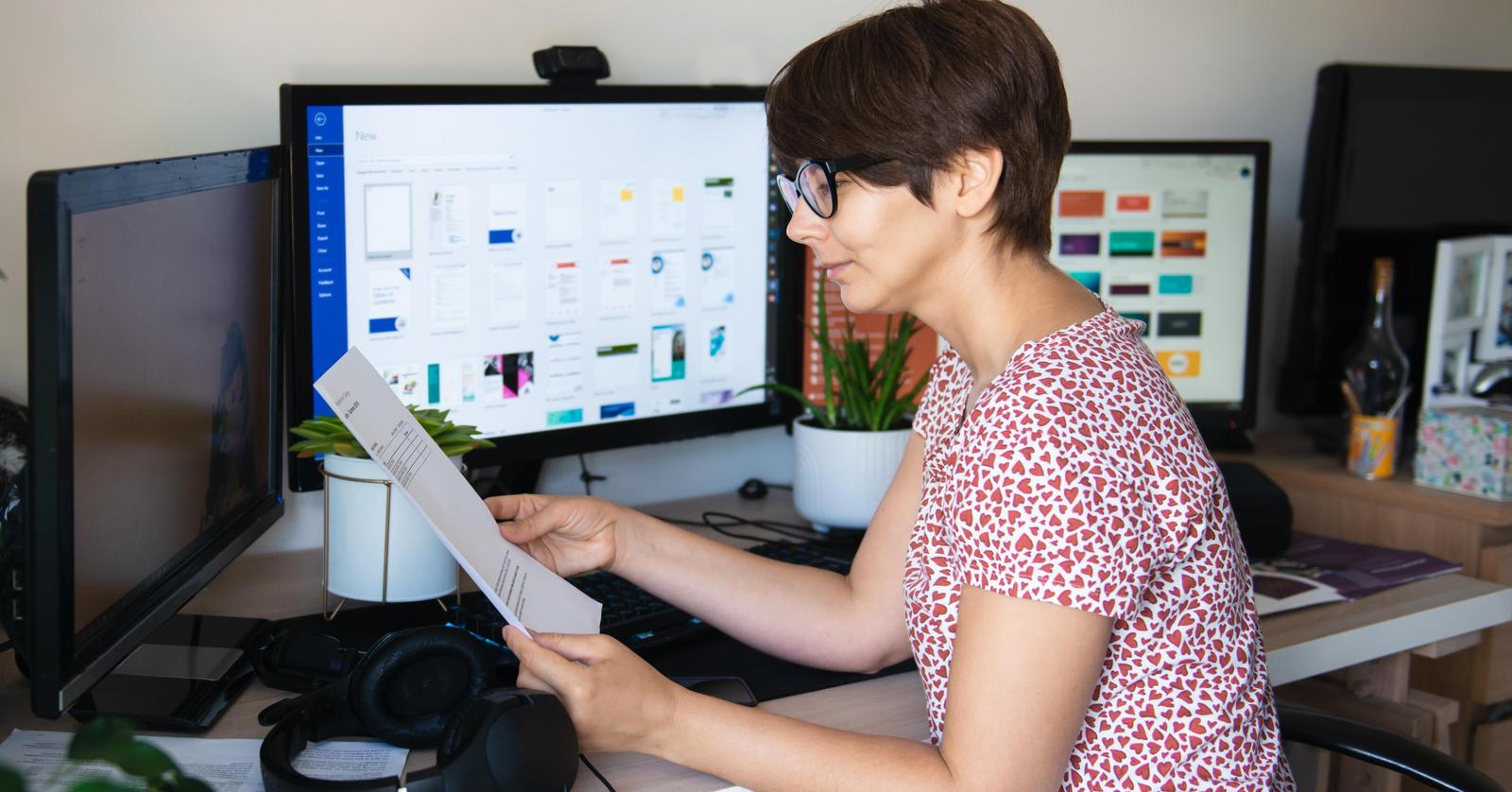 Eine Frau nutzt im Büro die HYPO NOE Home-Banking Plattform für Überweisungen