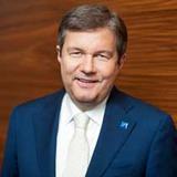 Portrait eines weißen Mannes mittleren Alters in Anzug und Krawatte