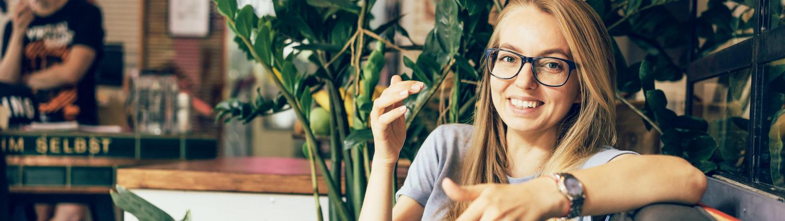 Eine junge selbstständige Unternehmerin freut sich über das HYPO NOE Konto für Selbstständige