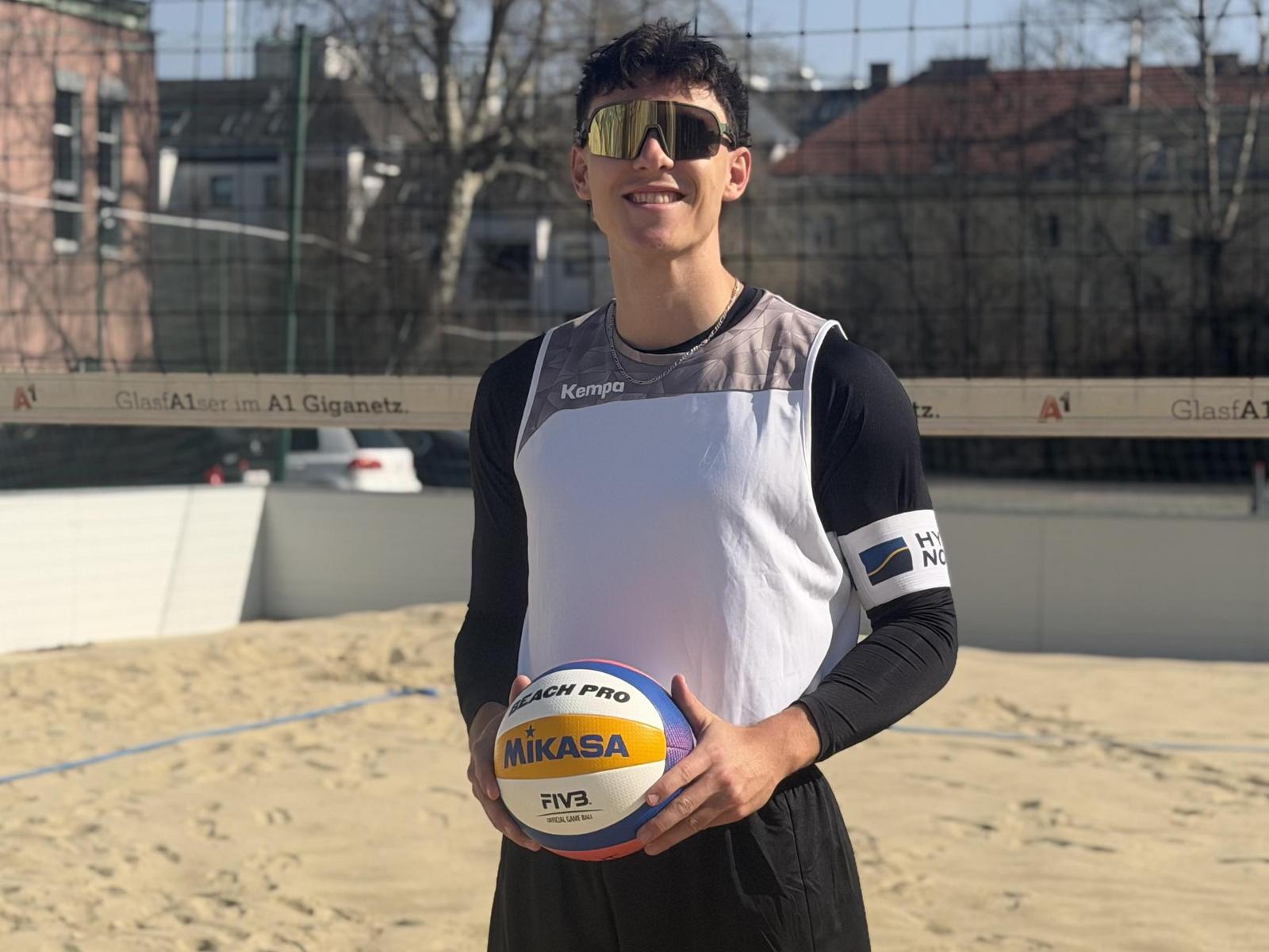 Beachvolleyballer Laurenc Grössig ist HYPO NOE Partner.