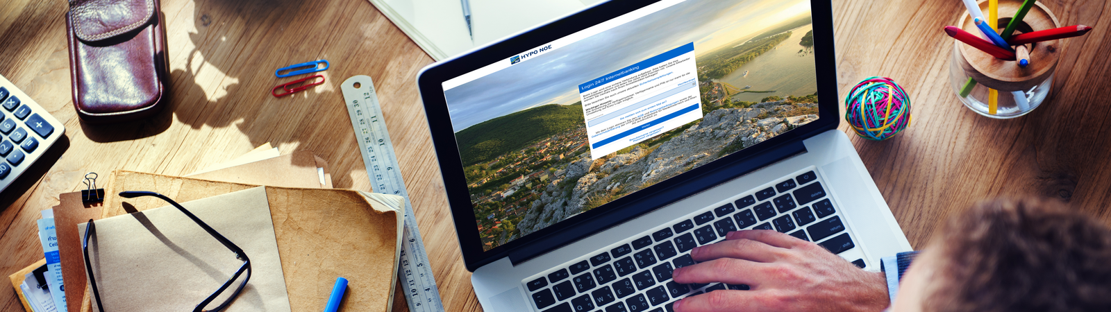 Ein Mann nutzt das HYPO NOE 24/7 Internetbanking am Laptop