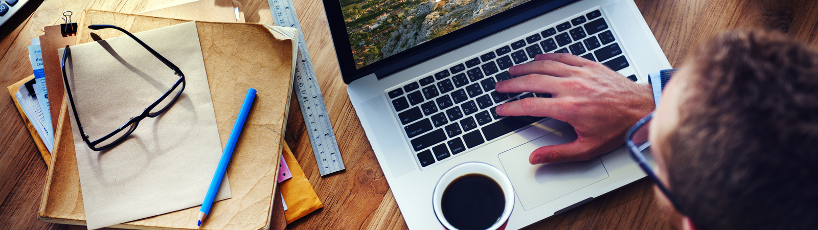 Ein Mann nutzt das HYPO NOE 24/7 Internetbanking am Laptop