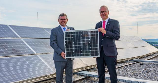 HYPO NOE Vorstand Wolfgang Viehauser und Finanzlandesrat Ludwig Schleritzko vor der ausgebauten Photovoltaikanlage der HYPO NOE.