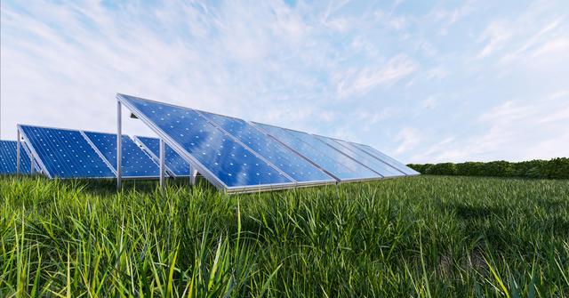 Photovoltaikanlage auf grüner Wiese
