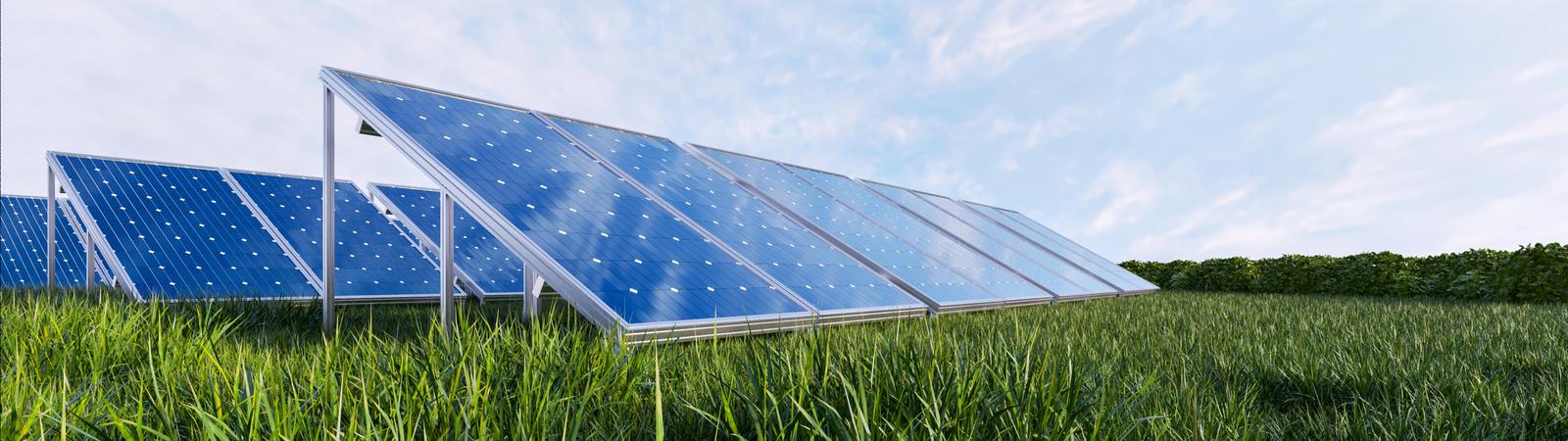 Photovoltaikanlage auf grüner Wiese