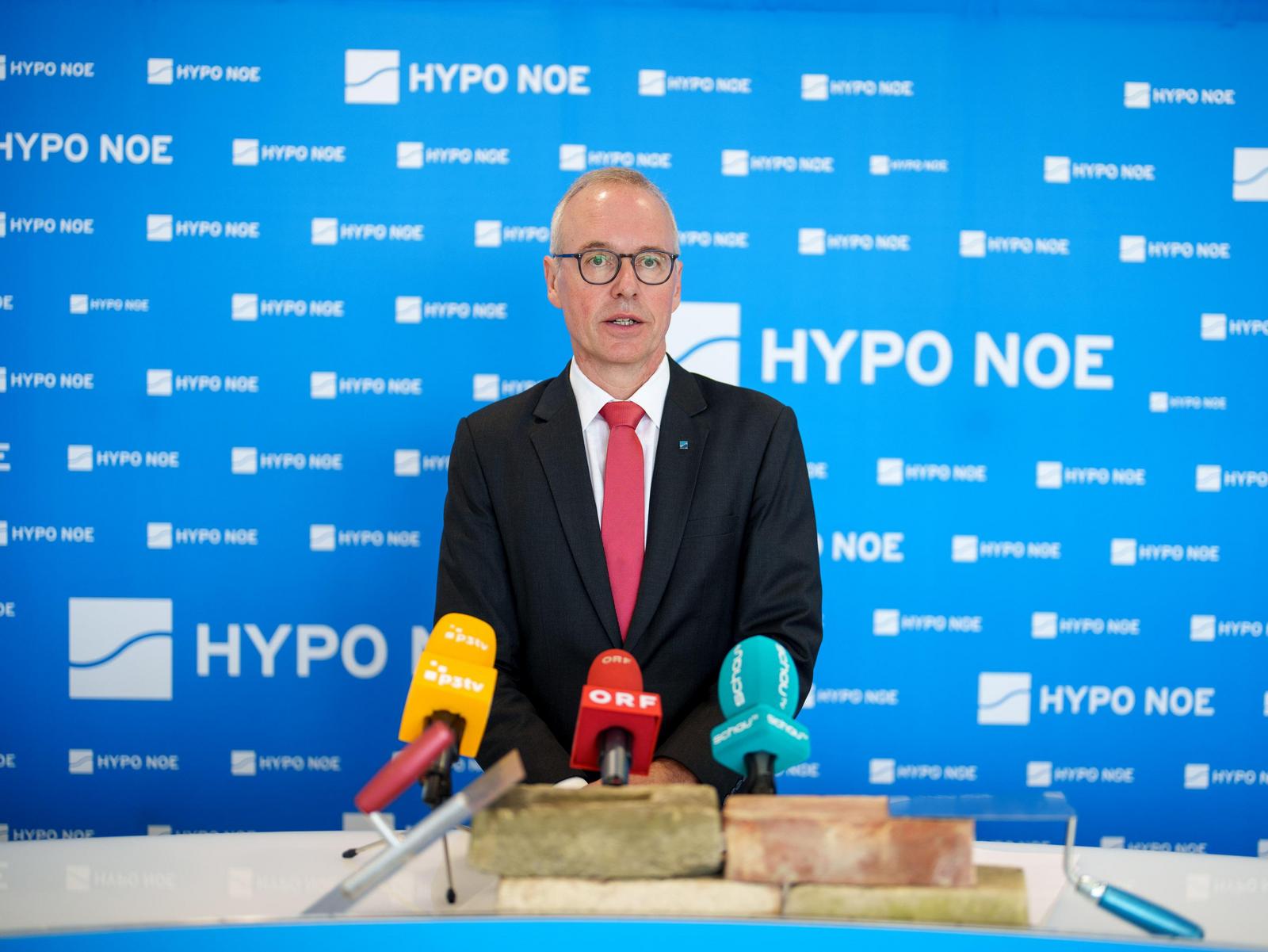 Ein Mann an einem Rednerpult mit Mikrofonen
