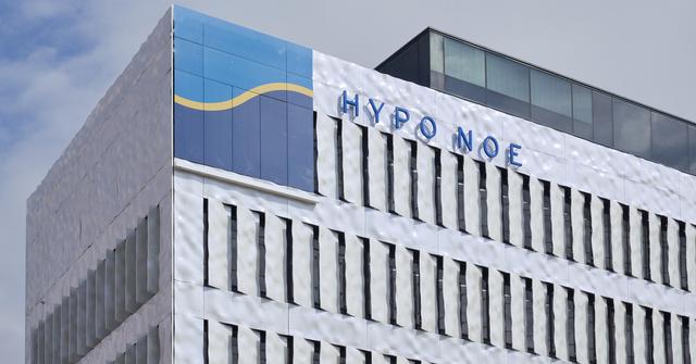 Außenansicht HYPO NOE Zentrale in St. Pölten, Close Up von dem Logo und Aufschrift
