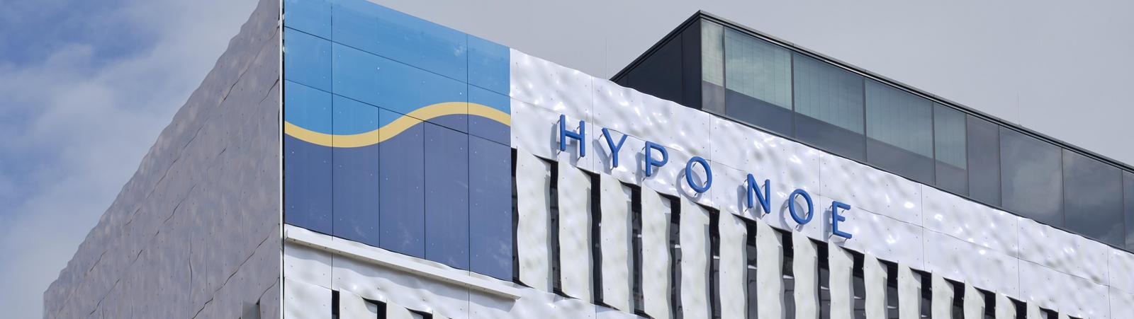 Außenansicht HYPO NOE Zentrale in St. Pölten, Close Up von dem Logo und Aufschrift