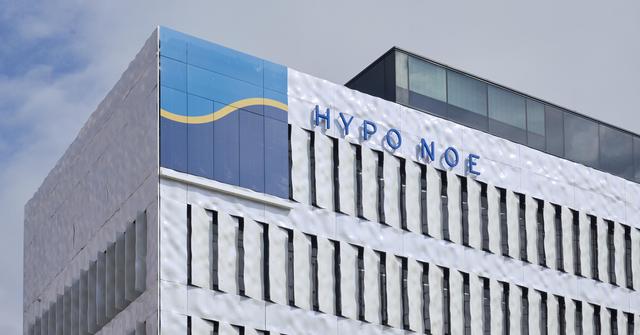 Außenansicht HYPO NOE Zentrale in St. Pölten, Close Up von dem Logo und Aufschrift