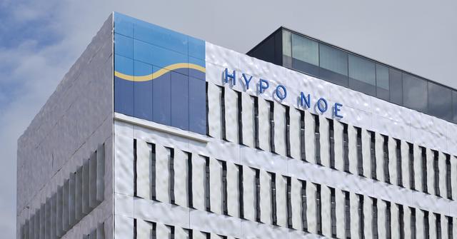 Außenansicht HYPO NOE Zentrale in St. Pölten, Close Up von dem Logo und Aufschrift