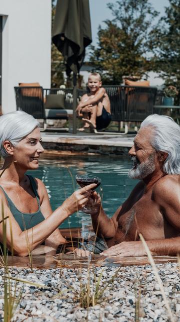 altes Ehepaar in Pool