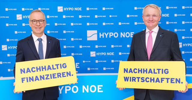 Die HYPO NOE Vorstände Wolfgang Viehauser und Udo Birkner präsentieren den Jahresfinanzbericht 2020