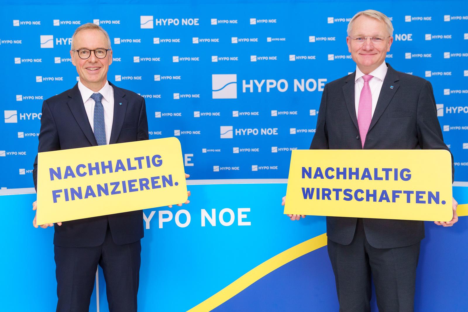 Die HYPO NOE Vorstände Wolfgang Viehauser und Udo Birkner präsentieren den Jahresfinanzbericht 2020